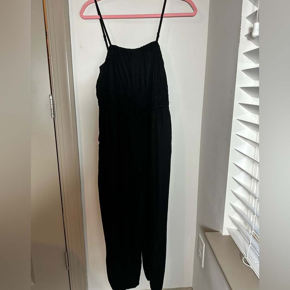 Linen blend black jumpsuit w/ pockets!